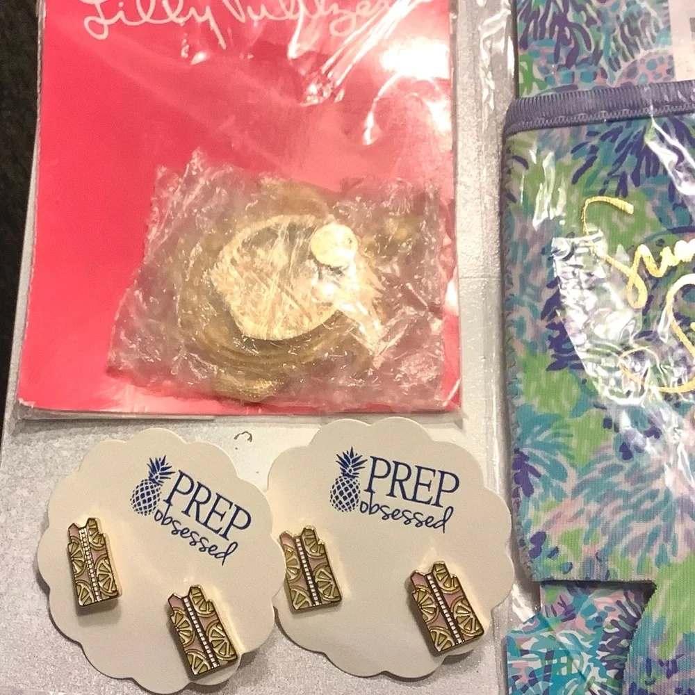 Lilly Pulitzer Fun pack 3 drink huggies,mask,phone ring 2 Prep obsessed earrings - Picture 3 of 3